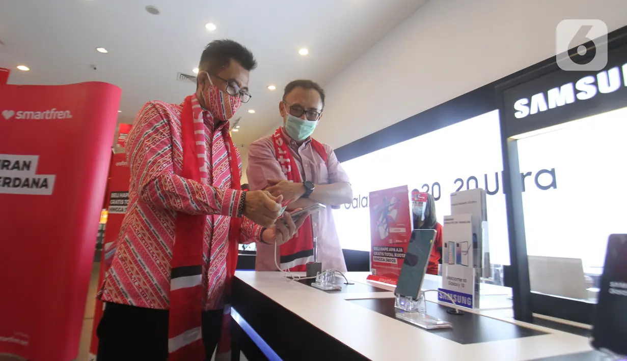 Deputy CEO Smartfren Djoko Tata Ibrahim dan Wakil Dirut PT Erajaya Swasembada Tbk Joy Wahjudi saat melihat handphone dan Kartu Perdana Smartfren Erafone di Bintaro Xchange (1/10/2020). (Liputan6.com/Pool)