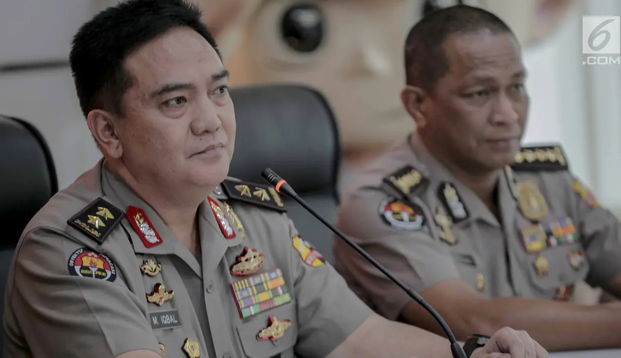 Kadiv Humas Mabes Polri Irjen Pol Muhammad Iqbal (kiri) memberi keterangan terkait penangkapan Andi Arief, Jakarta, Senin (4/3). Andi diduga baru menggunakan sabu yang kemudian dibuang ke kloset sesaat sebelum penggerebekan. (Liputan6.com/Faizal Fanani)