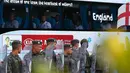Pasukan militer Brasil membuat barikade pagar betis untuk mengamankan bis yang membawa Timnas Inggris menuju hotel di Rio de Janeiro, Brasil, (8/6/2014). (REUTERS/Darren Staples)