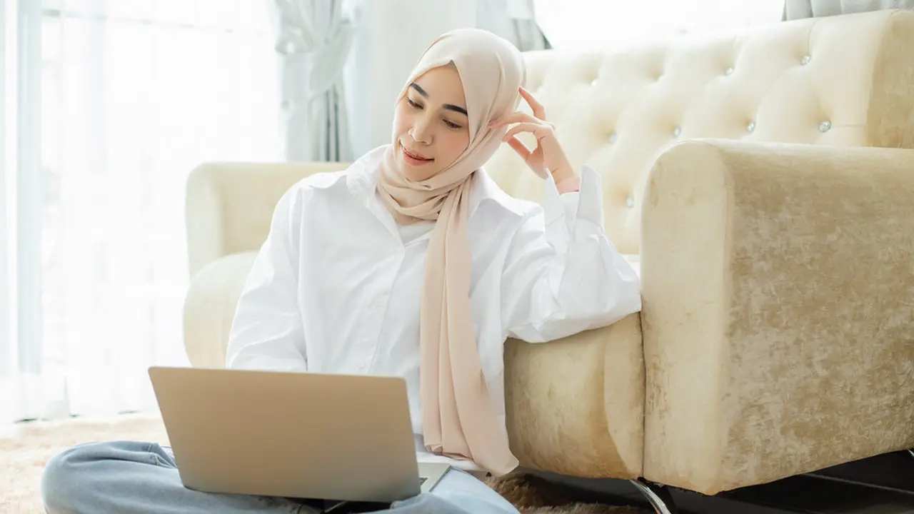 Bye Masalah Rambut yang Sering Dialami Saat WFH, Bikin Hijab Hati Adem Seharian!