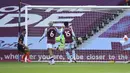 Pemain Chelsea Christian Pulisic (kiri) mencetak gol ke gawang Aston Villa dalam lanjutan Liga Inggris di Villa Park Stadium, Birmingham, Inggris, Minggu (21/6/2020). Chelsea menaklukkan Aston Villa 2-1. (Molly Darlington/Pool via AP)