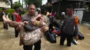 Ratusan personel Brimob Mabes Polri dikerahkan untuk membantu proses evakuasi warga Perumahan Vila Nusa Indah 3, Kabupaten Bogor, Jawa Barat. (merdeka.com/Arie Basuki)
