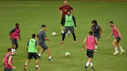 Para pemain Arsenal saat mengikuti sesi latihan tim di Singapura (27/7). Arsenal akan bertanding melawan PSG pada International Champions Cup 28 Juli. (AFP Photo/Roslan Rahman)