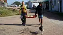 Narapidana membawa roti ke sel mereka di Penjara Punta de Rieles, Montevideo, Uruguay, 15 Mei 2019. Toko roti yang berada di Penjara Punta de Rieles dijalankan oleh mantan narapidana. (AP Photo/Matilde Campodonico)