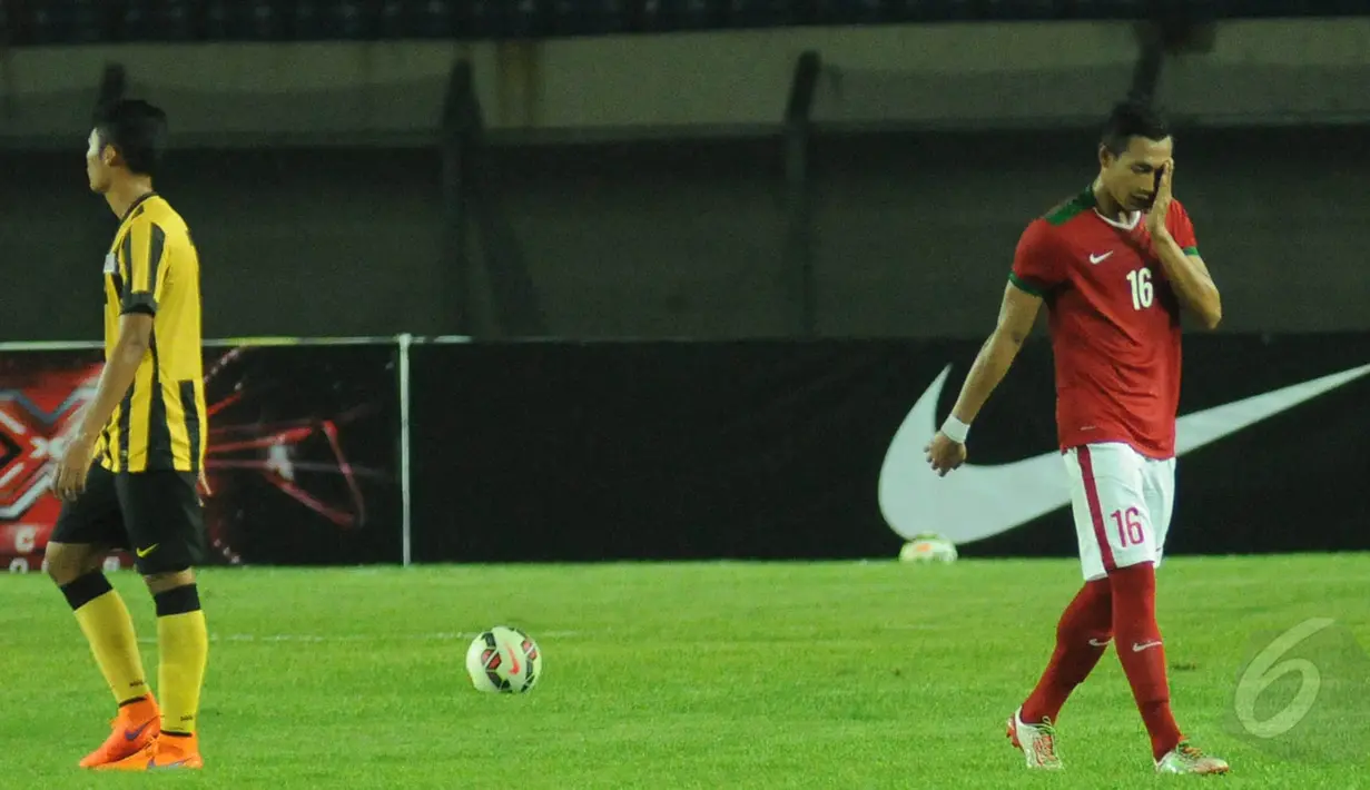 Bek Timnas Indonesia U-23, Hansamu Yama Pranata (kanan) harus keluar lapangan terlebih dahulu akibat diganjar kartu merah saat laga uji coba melawan Malaysia U-23 di Stadion Si Jalak Harupat, Bandung, Kamis (21/5/2015). (Liputan6.com/Helmi Fithriansyah)
