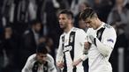 Ekspresi Cristano Ronaldo usai gagal bawa Juventus ke Semifinal kemenangan pada leg kedua laga perempat final Liga Champions yang berlangsung di Stadon Allianz, Turin, Rabu (17/4). Juventus kalah 1-2 Kontra Ajax. (AFP/Filippo Monteforte)