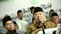 Ketum MUI KH Ma'ruf Amin memberikan pernyataan sikap mengenai kegiatan LGBT di Jakarta, Rabu (17/2). MUI mengatakan bahwa kegiatan LGBT diharamkan dalam Islam dan agama samawi lainnya demikian juga mengkampanyekannya (Liputan6.com/Faizal Fanani)