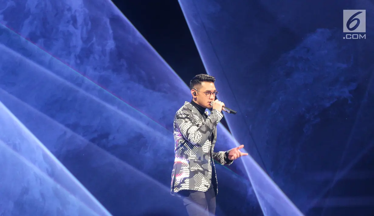 Penyanyi Afgansyah Reza tampil dalam acara peluncuran Vivo V7 Plus di JIExpo Kemayoran, Jakarta, Kamis (28/9). Acara yang dikemas dalam konsep pagelaran musik dan drama musikal itu didukung sederet artis ternama Indonesia. (Liputan6.com/Faizal Fanani)