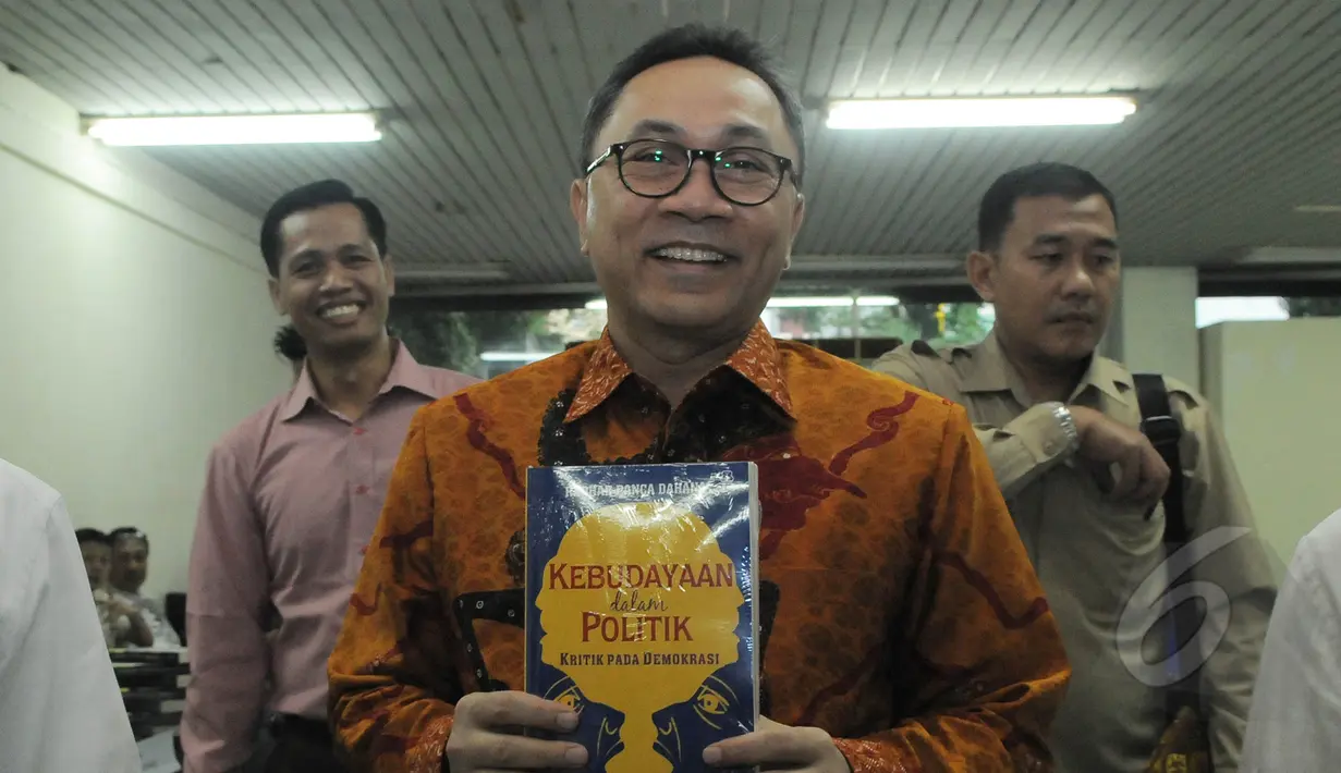 Ketua MPR Zulkifli Hasan (tengah) menunjukkan buku "Kebudayaan Dalam Politik" sebelum mengikuti diskusi bedah buku di Jakarta, Rabu (11/3/2015). Buku tersebut berisi pandangan serta kritik budawan Radhar Panca Dahana. (Liputan6.com/Herman Zakharia)