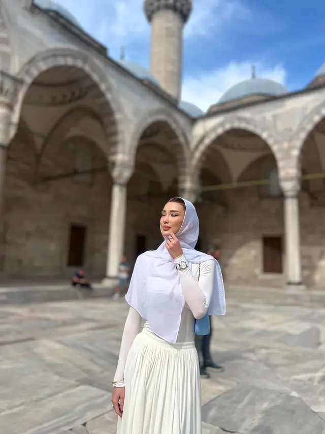 Potret Sabina Altynbekova Pemain Yogya Falcons Tanpa Jersey Voli