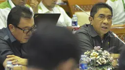 Elvyn G Masassya (kanan) memberikan penjelasan saat Rapat Dengar Pendapat dengan Komisi IX DPR RI, Jakarta, Senin (26/1/2015). (Liputan6.com/Andrian M Tunay)