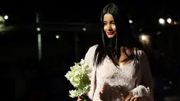 Model tersenyum saat tampil di lingerie fashion shows di kota Dbayeh di sebelah utara ibukota Lebanon Beirut (18/8). (AFP Photo/Joseph Eid)
