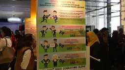 Sejumlah pengunjung melihat stan berbagai instansi dalam pameran hari Antikorupsi Sedunia di Jakarta, Senin (11/12). Peringatan Hakordia 2017 digelar pada 11-12 Desember 2017. (Liputan6.com/Angga Yuniar)