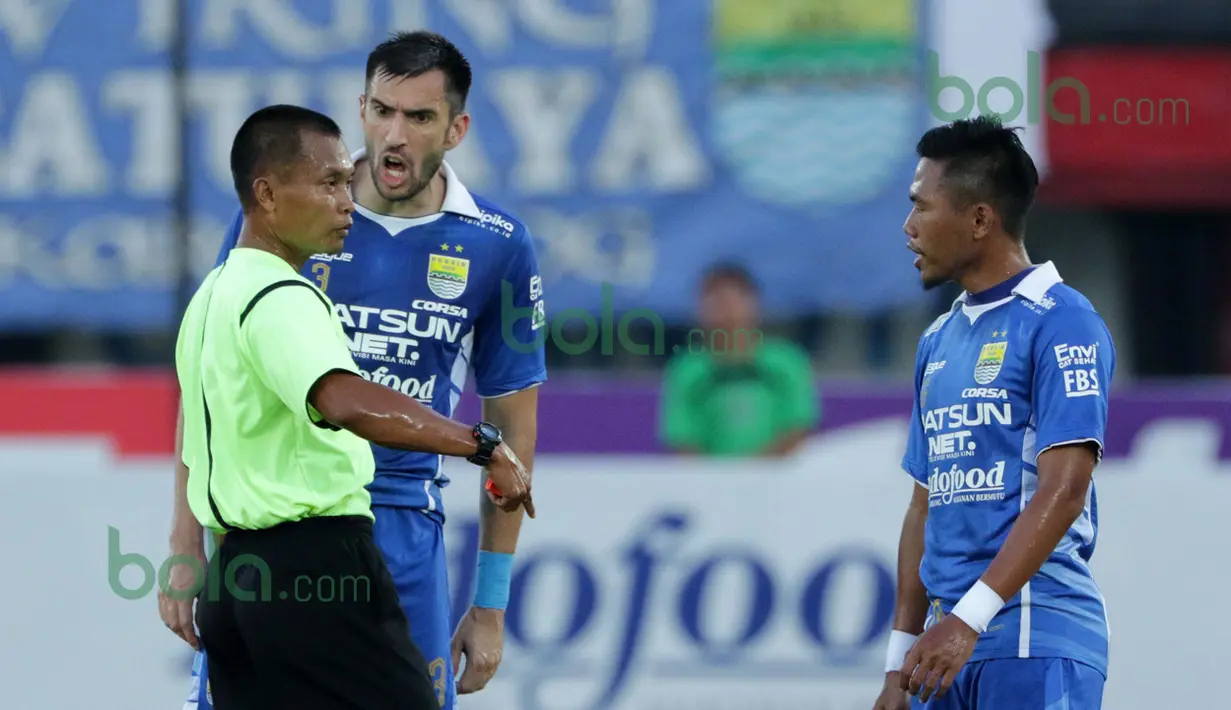 Pemain Persib Bandung, Vladimir Vujovic dan Tony Sucipto (kanan), memprotes wasit saat melawan Arema Cronus dalam laga Bali Island Cup 2016 di Stadion I Wayan Dipta, Gianyar, Bali, Selasa (23/2/2016). (Bola.com/Peksi Cahyo)
