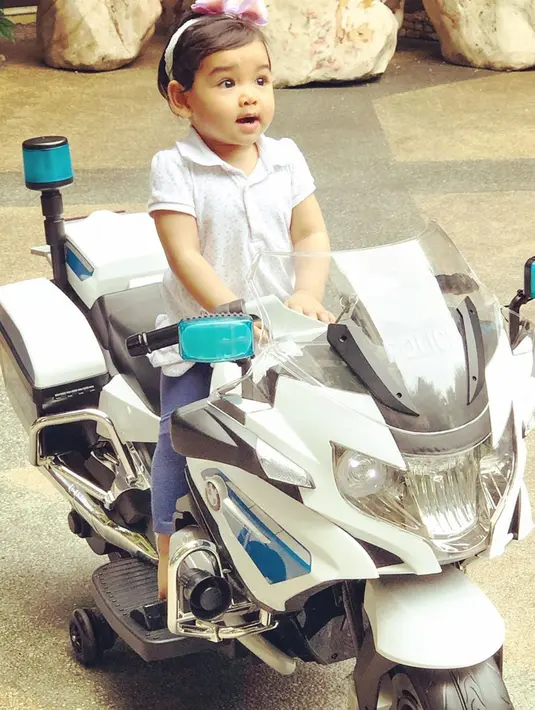 Siti Aafiyah kini sudah berumur 1 tahun. Lihat betapa lucu dan menggemaskan ketika Siti menaiki motor putih ini. (Liputan6.com/IG/@ctdk)