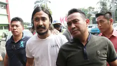 Penyanyi Marcello Tahitoe alias Ello setibanya di Rumah Sakit Ketergantungan Obat (RSKO) Cibubur, Jakarta Timur, Senin (14/8). Ello yang dibawa dari Polres Jakarta Selatan akan menjalani rehabilitasi selama di RSKO. (Liputan6.com/Herman Zakharia)