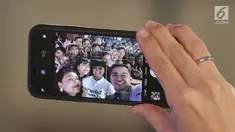 Pemeran film Keluarga Cemara berwefie bersama peserta EGTC 2018 usai memberi keterangan di Graha Sanusi Hardjadinata, Universitas Padjajdaran, Bandung, Rabu (5/12). Mereka bercerita seputar proses pembuatan film tersebut. (Liputan6.com/Helmi Fithriansyah)
