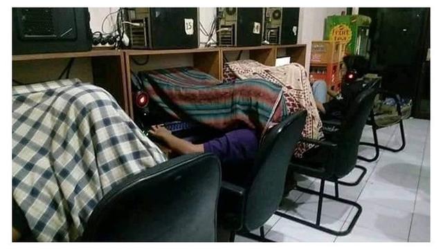 Kelakuan di warnet (Sumber: Instagram/awreceh.id)