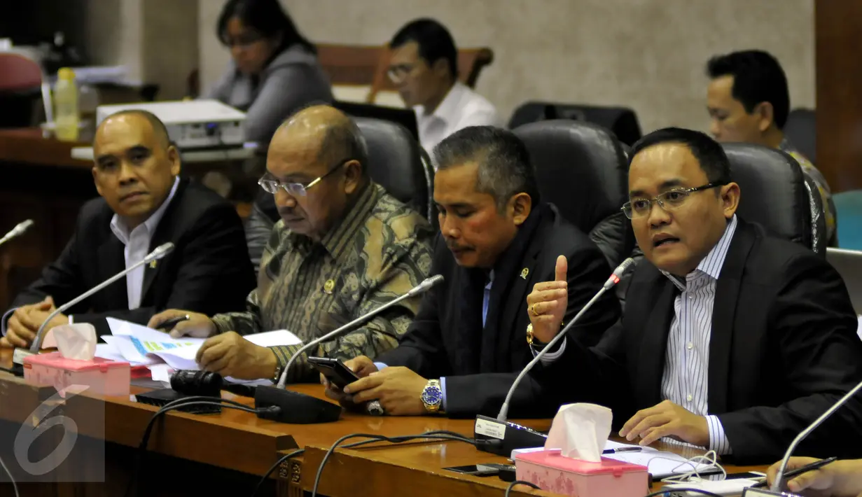 Ketua Komisi VI Achmad Hafisz Tohir memberikan keterangan pers terkait kinerja BUMN, Jakarta, Rabu (30/9/2015). Komisi VI akan membahas Panja (Panitia Kerja) terkait isu Pelindo II. (Liputan6.com/Johan Tallo)