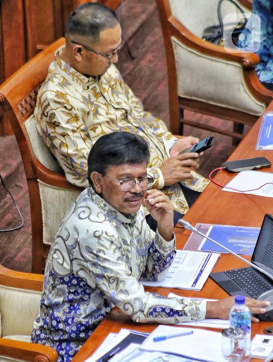 Menkominfo Johnny G. Plate (bawah) saat mengikuti rapat kerja dengan Komisi I DPR terkait evaluasi pelaksanaan Analog Switch Off (ASO) di Kompleks Parlemen Senayan, Jakarta, Rabu (23/11/2022). Dalam rapat tersebut Johnny G. Plate menyampaikan bahwa sebanyak 77 lembaga penyiaran telah bersiaran seluruhnya secara digital dan 503 lembaga penyiaran bersiaran secara analog dan digital. (Liputan6.com/Angga Yuniar)