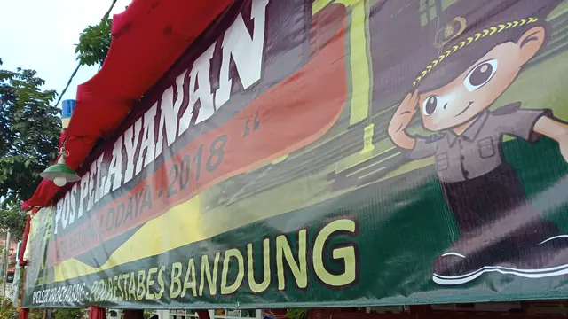 Petugas kepolisian sedang berjaga di pos pelayanan Terminal Cicaheum