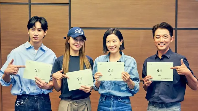 Pembacaan naskah drakor Strangers (via Soompi)
