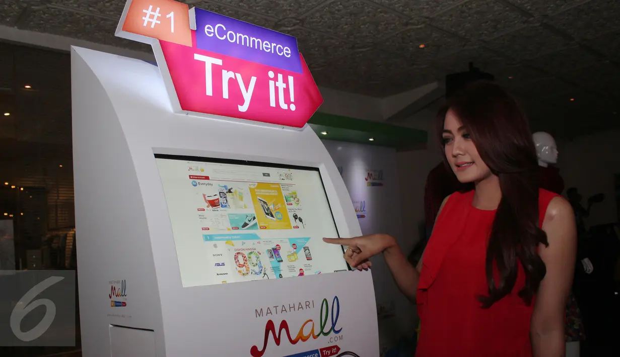 Seorang wanita mencoba MatahariMall.com saat peluncuran situs e-commerce tersebut di Jakarta, Rabu (9/9/2015). Peluncuran e-Commerce ini dimeriahkan dengan program SuperSeptember yang bertabur diskon dan bagi-bagi hadiah. (Liputan6.com/Angga Yuniar)