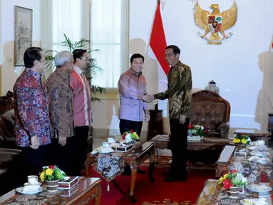Presiden Joko Widodo didampingi Wapres Jusuf Kalla (JK) menerima pimpinan DPR RI di Istana Merdeka, Jakarta, Senin (2/2/2015). (Liputan6.com/Faizal Fanani)