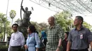 Vice Presiden Olympic Council of Asia (OCA), Wie Jizhong, meninjau Stadion Utama Gelora Bung Karno, Jakarta, yang akan digunakan dalam Asian Games 2018, Rabu (13/4/2016). (Bola.com/Nicklas Hanoatubun)