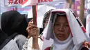Gerakan Perempuan Milenial Indonesia (Permisi) mengangkat poster saat menggelar aksi di Gedung Bawaslu, Jakarta, Rabu (12/9).  Mereka meminta Bawaslu turun tangan menyetop politisasi emak-emak di Pilpres 2019. (Merdeka.com/Imam Buhori)