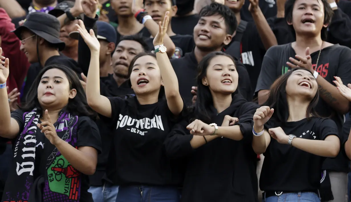 Suporter perempuan Persita saat menyaksikan pertandingan Persita Tangeran melawan PSM Makassar pada laga Shopee Liga 1 di Stadion Sport Center, Tangerang, Jumat (6/3). Persita memiliki suporter setia dan fanatik seperti La Viola dan Southern Ultras Persita. (Bola.com/M. Iqbal Icshan)