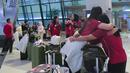 Para atlet saling berpelukan setelah acara penyambutan kedatangan atlet SEA Games 2025 di Bandara Soekarno-Hatta, Tangerang, Selasa (16/12/2025). Mereka akan berpisah untuk pulang ke rumah masing-masing. (Bola.com/M Iqbal Ichsan)