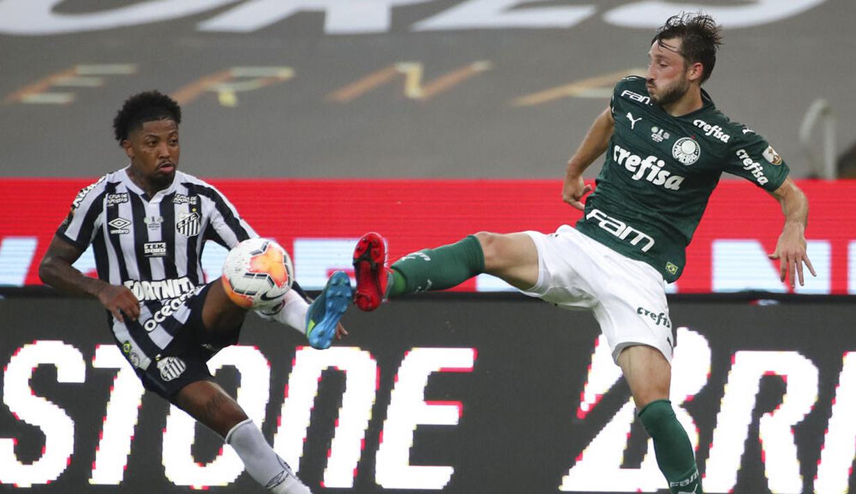 Pemain Palmeiras, Matias Vina, berebut bola dengan pemain Santos, Marinho, pada laga final Copa Libertadores di Stadion Maracana, Minggu (31/1/2021). Palmeiras menang dengan skor 1-0. (Ricardo Moraes/Pool via AP)
