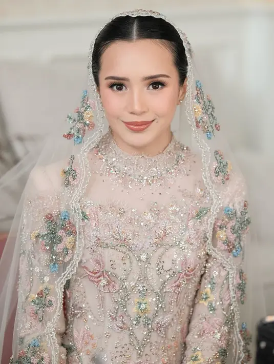 Rambut panjang Beby Tsabina ditata dengan hairdo yang rapi dan belahan rambut di tengah [@hepidavid]