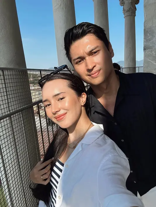 Dalam liburan ini pemain sinetron dan model ini tidak luput untuk mengabadikan momen mesranya bersama suami. Bersama dengan Rizki Natakusumah, potret pasangan ini pun terlihat serasi dan menuai banyak pujian dari netizen. Banyak yang menyebut bahwa keduanya saat ini tengah berbulan madu bersama. (Liputan6.com/IG/@bebytsabina)