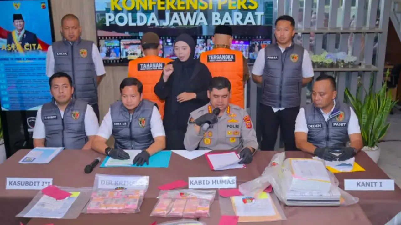 Polda Jawa Barat menangkap Sekretaris Dinas Perumahan, Kawasan, dan Pertanahan Kabupaten Kuningan atas dugaan tindak pidana korupsi proyek Jalan Lingkar Timur Kuningan