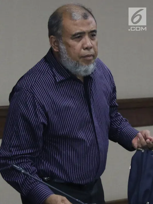 Mantan Hakim Mahkamah Konstitusi, Patrialis Akbar usai menjalani sidang permohonan peninjauan kembali (PK) ke Mahkamah Agung di Pengadilan Tipikor, Jakarta, Kamis (25/10). Sidang mendengar pembacaan memori permohonan PK. (Liputan6.com/Helmi Fithriansyah)