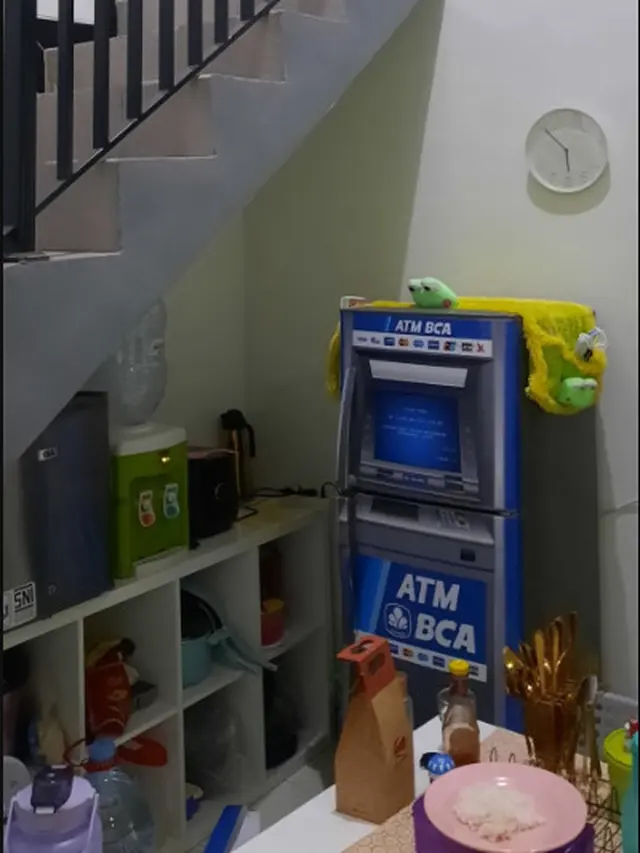 6 Potret Kulkas Ditempeli Stiker ATM Ini Bikin Orang Rumah Jadi Terkecoh