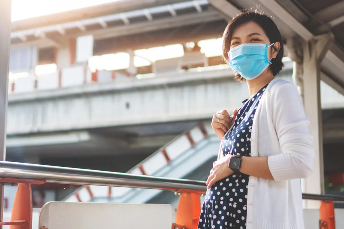 perempuan ibu hamil mudik perjalanan traveling