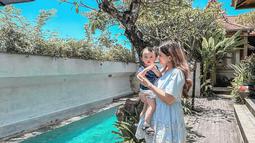 Momen kebersamaan Audi Marissa dengan sang putra, Anzel Maverick Xie ini juga banjir komentar dari netizen di media sosial. Terlebih, dirinya juga tampak begitu telaten mengasuh sang anak meski tengah berlibur. (Liputan6.com/IG/@audimarissa)