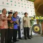 Menteri Perindustrian, Airlangga Hartarto (kanan), saat meresmikan pabrik pengolahan susu PT Greenfields Indonesia di Desa Palaan, Nganjum, Kabupaten Malang. (Liputan6.com/Citra Dewi)