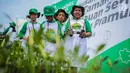 Siswa sekolah dasar memperlihatkan tanaman mangrove saat mengikuti kegiatan menanam 100.000 pohon di Area Labirin Pulau Pramuka, Kepulauan Seribu, Jakarta, Rabu (28/11). (Liputan6.com/Faizal Fanani)