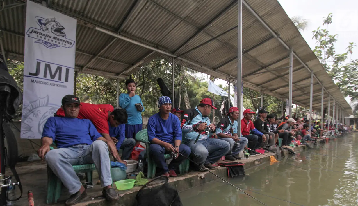 Peserta mengikuti turnamen Jurnalis Mancing Indonesia di Kolam Pemancingan Deluna, Depok, Sabtu (6/4). Turnamen yang diikuti 120 peserta se-Jabodetabek dan Bandung memperebutkan piala Menteri Desa PDTT dan total uang tunai Rp 32 juta. (Liputan6.com/HO/Eko)