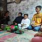 Tim Polri menemui anak pasangan suami istri yang menjadi korban tragedi Kanjuruhan Malang. (Dian Kurniawan/Liputan.com).