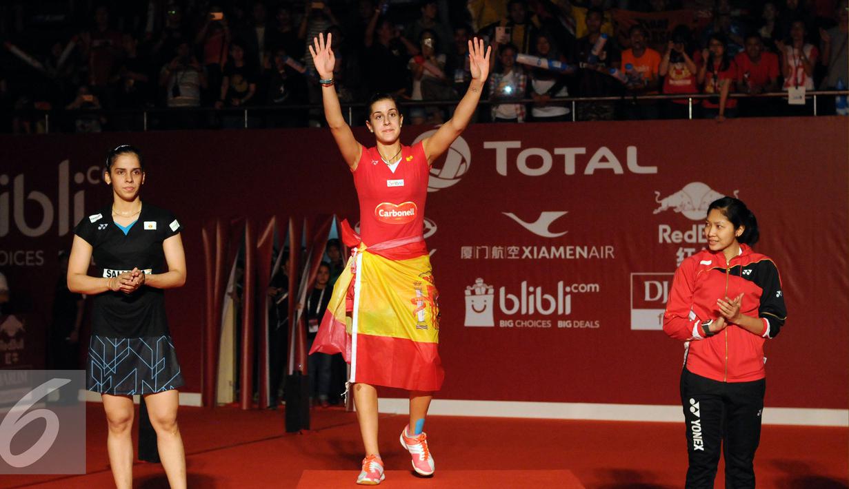 Pebulutangkis Spanyol, Carolina Marin (tengah) mengangkat tangan jelang penyerahan medali usai mengandaskan perlawanan Saina Nehwal (kiri - India) di BWF World Championships 2015 di Jakarta, Minggu (16/8/2015). (Liputan6.com/Helmi Fithriansyah)