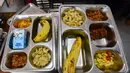 Menu makan bergizi gratis (MBG)  yang dibagikan untuk ballita dan ibu hamil menyusui di Posyandu kawasan Limo, Depok, Jawa Barat, Selasa (14/7/2025).