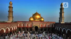 Ribuan umat Islam melaksanakan sholat Idul Fitri di Masjid Kubah Emas, Depok, Jawa Barat, Kamis (13/5/2021). Hari ini seluruh umat Islam dunia merayakan Hari Raya Idulfitri 1442 Hijriah setelah menjalankan ibadah puasa satu bulan penuh di bulan suci Ramadhan. (merdeka.com/Arie Basuki)
