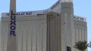 Sebuah jendela di lantai 32 Mandalay Bay Hotel and Casino pecah usai penembakan brutal di Las Vegas, Senin (2/10). Stephen Paddock melepaskan tembakan ke arah kerumunan massa yang tengah menyaksikan festival musik country di dekat resort itu. (AP Photo)