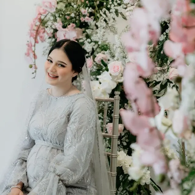 6 Detail Penampilan Yasmine Ow di Acara Tasyakuran, Aura Keibuan Terpancar