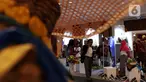 Pengunjung melihat aneka kerajinan dalam pameran UMKM Export BRILian Preneur 2019  di Jakarta Convention Center, Jakarta, Jumat (20/12/2019). UMKM Export BRILian Preneur 2019 menampilkan aneka produk dari 150 UMKM binaan Bank BRI dan Rumah Kreatif BUMN (RKB). (Liputan6.com/Johan Tallo)